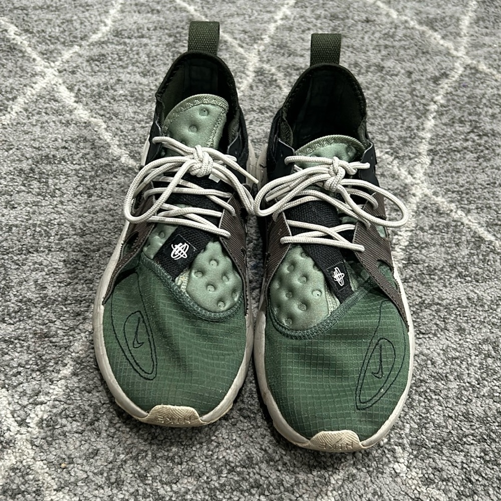 •SYNTHETIC UPPER
•RUBBER OUTSOLE
•SHOELACE CLOSURE
•SNUG AND SECURE FIT